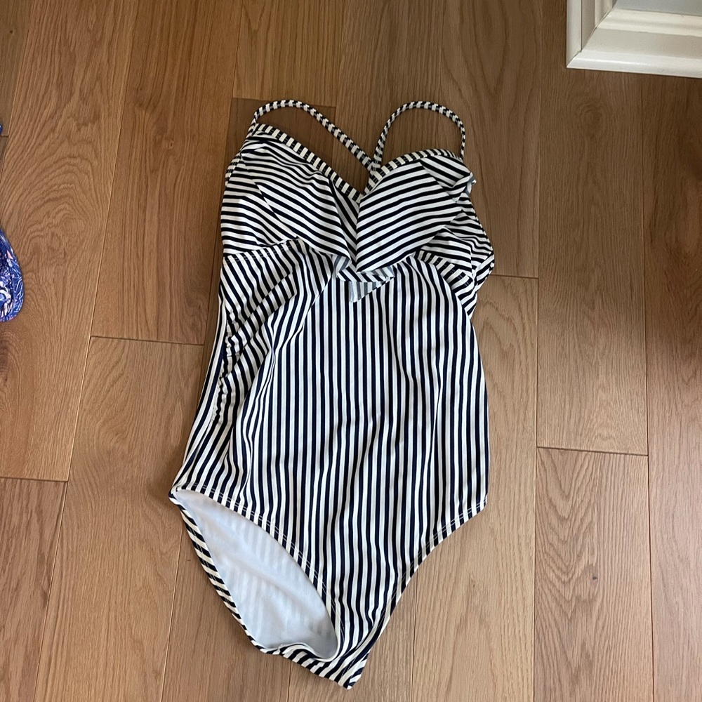 Liz Lange maternity one piece swimsuit